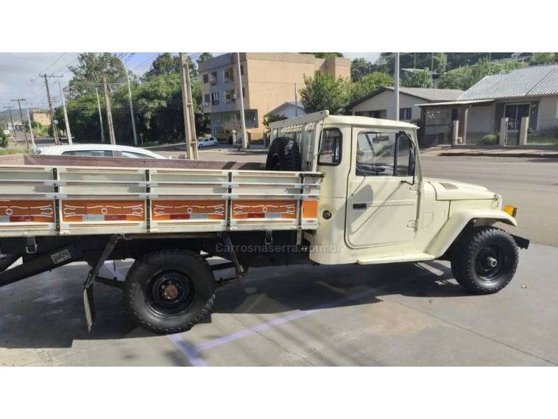 TOYOTA - BANDEIRANTE - 1986/1986 - Bege - Sob Consulta