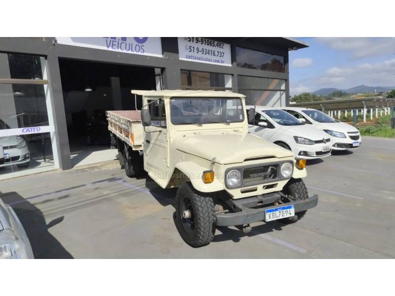 TOYOTA - BANDEIRANTE - 1986/1986 - Bege - Sob Consulta